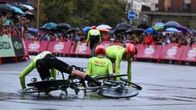 L'équipe Arkea-Samsic au sol lors de la première étape du Tour d'Espagne à Barcelone, le 26 août 2023