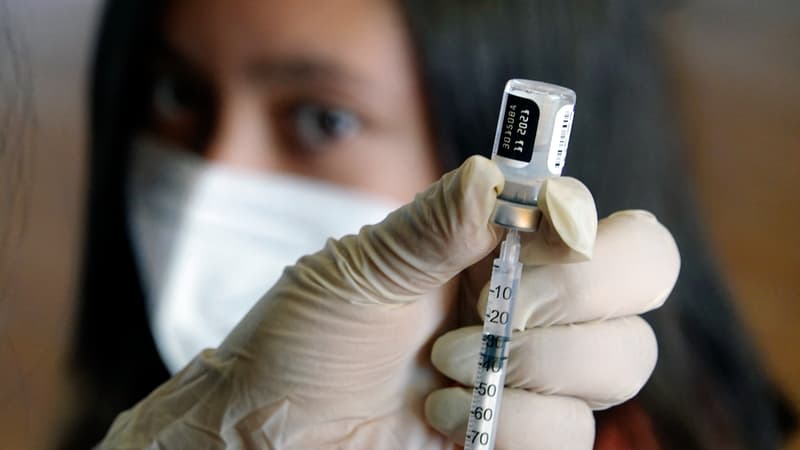 Un Équatorienne sur le point d'être vaccinée en septembre 2021