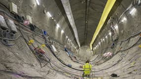 Un ingénieur installe des capteurs de mesure dans une galerie située à 490 mètres de profondeur du projet d'enfouissement de déchets nucléaires Cigéo, à Bure dans la Meuse le 8 août 2024