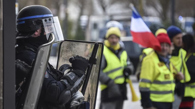 Un CRS face à des gilets jaunes - Sébastien Bozon - AFP - image d'illustration