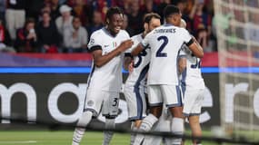 Marcus Thuram serré de près par ses coéquipiers après un but sublime, le 30 avril 2025, à Montjuic