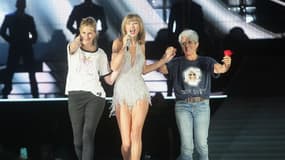 Julia Roberts et Joan Baez avec Taylor Swift lors de son concert à Santa Clara le 15 août 2015.