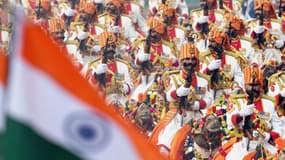 Les forces de sécurité aux frontières ont défilé sur des doimadaires lors de la parade du Republic Day en Inde, à laqueeel assistait mardi François Hollande