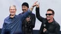 Tim Cook, directeur général d'Apple, et le chanteur Bono, lors de la présentation des nouveaux produits de la marque à la pomme, à Cupertino, en Californie.