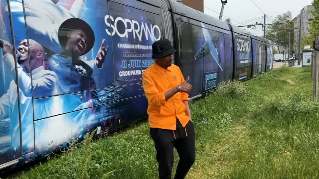 Soprano devant le tramway à Lyon ce mercredi 20 avril. Soprano devant le tramway à Lyon ce mercredi 20 avril.