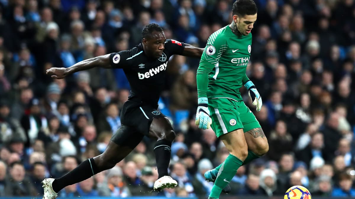 Ederson (à gauche), un gardien qui n'hésite pas à sortir et à utiliser ses pieds avec Manchester City