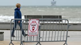 Le bord de la mer à Calais avec une inscription sur les mesures de précaution à prendre face à la crise sanitaire, le 16 novembre 2020 - image d'illustration