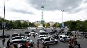 Des voitures de police place de la Bastille à Paris, le 7 juillet 2024 