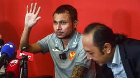 Le footballeur international malaisien Faisal Halim lors d'une conférence de presse après une attaque à l'acide, le 13 juin 2024