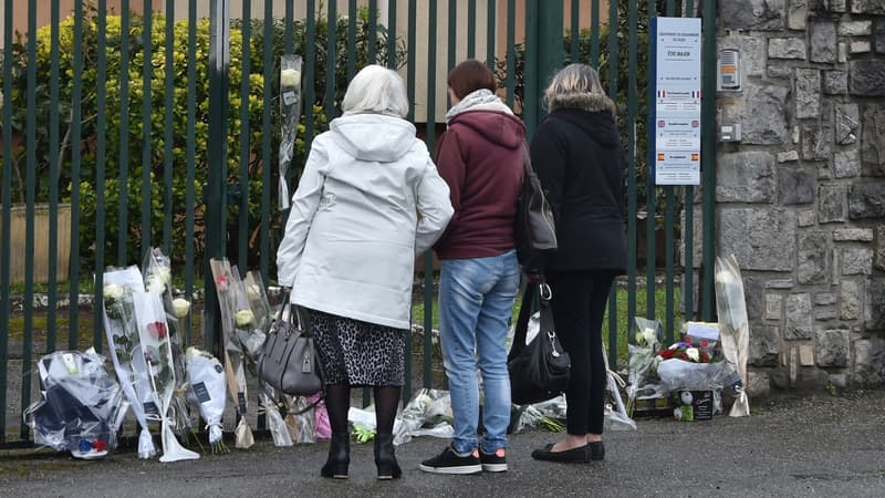 Plusieurs personnes rendent hommage aux victimes des attaques de l'Aude, le 24 mars 2018.