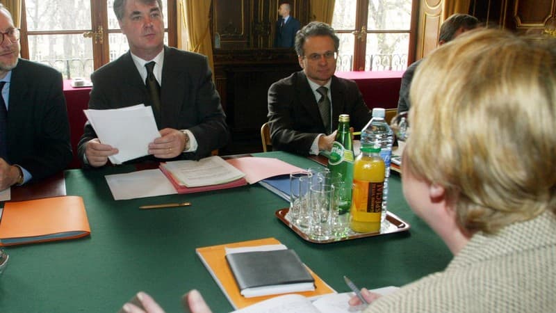 Cet ancien ministre de la Fonction publique (2002-2004) a piloté la réforme des retraites des fonctionnaires, réussissant à ramener les syndicats autour de la table après plusieurs mois de conflit. Cet ancien ministre de la Fonction publique (2002-2004) a piloté la réforme des retraites des fonctionnaires, réussissant à ramener les syndicats autour de la table après plusieurs mois de conflit.