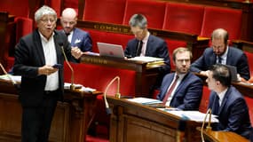 Éric Coquerel avec des ministres à l'Assemblée nationale le 22 octobre 2024 