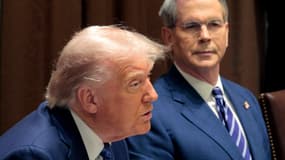Le secrétaire américain au Trésor, Scott Bessent, écoute le discours du président américain Donald Trump lors d'un déjeuner bilatéral avec le Premier ministre norvégien Jonas Gahr Store, dans la salle du Cabinet de la Maison Blanche, le 24 avril 2025 à Washington.