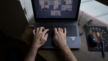 Un homme, en télétravail chez lui, participe à une visioconférence, le 14 mai 2020 à Vertou, près de Nantes (photo d'illustration)