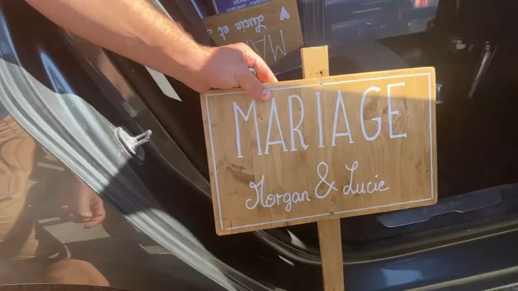 Les témoins ont récupéré les affaires du couple. Les témoins ont récupéré les affaires du couple.