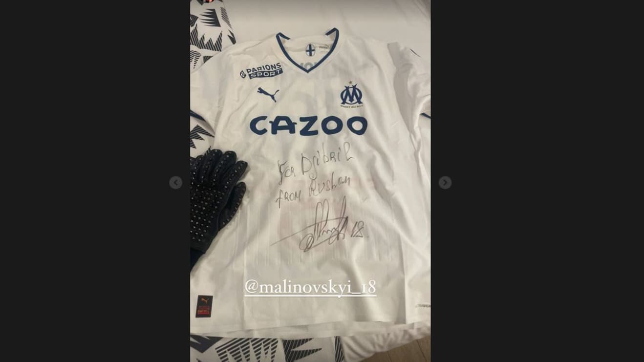 Le maillot offert par Ruslan Malinovskyi à Djibril Cissé