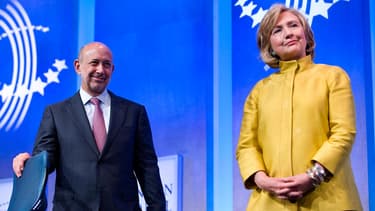 Hillary Clinton en compagnie du PDG de la banque Goldman Sachs, Lloyd Blankfein, à l'occasion d'une conférence en septembre 2014.