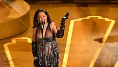 Rihanna en train d'interpréter sa chanson "Lift Me Up" aux Oscars 2023