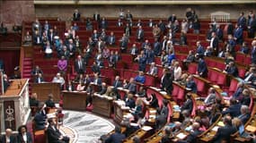 Les députés se levant à 16h47