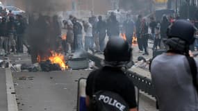 Des jeunes face aux forces de l'ordre, dimanche, à Sarcelles.