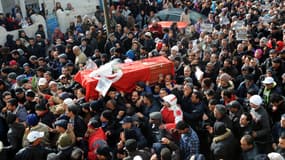 Plusieurs dizaines de milliers de personnes se sont rassemblées pour les obsèques de Chokri Belaïd, à Tunis.