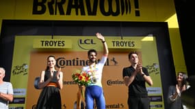 Anthony Turgis sur le podium après avoir remporté la 9e étape du Tour de France, 7 juillet 2024