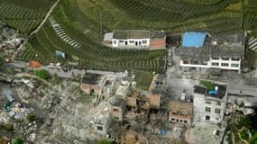 Vue aérienne de maisons détruites dans le comté de Luchan. Selon la presse officielle, un séisme de 6,6 degrés de magnitude a fait au moins 56 morts et plus de 600 blessés samedi dans le Sichuan, province du sud-ouest de la Chine. /Photo prise le 20 avril