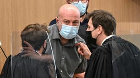 Willy Bardon (c) parle avec ses avocats pendant son procès en appel devant la cour d'assises d'appel de Douai, le 14 juin 2021