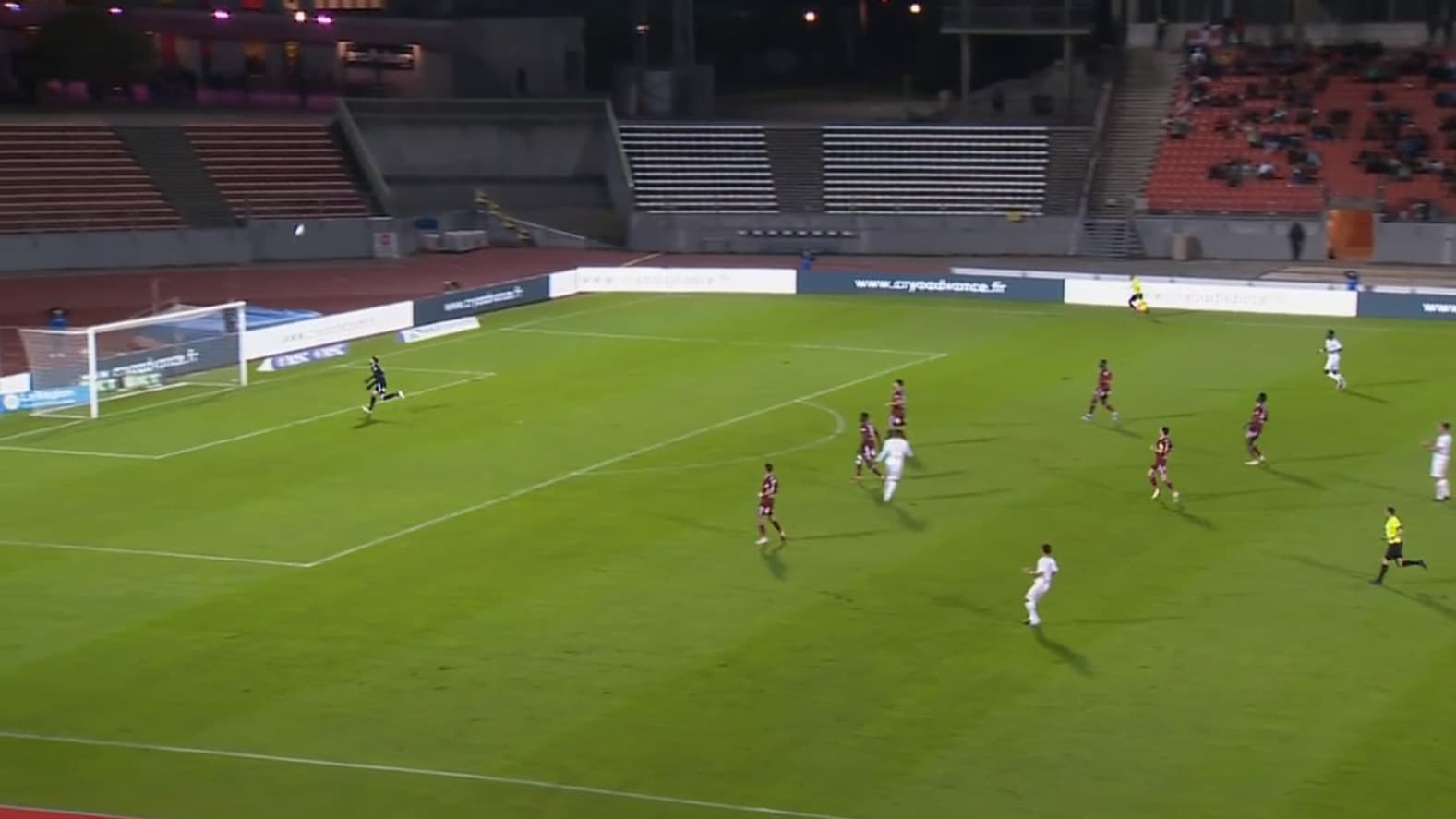 Le lob d'Andy Carroll lors d'Annecy-Amiens en Ligue 2, le 21 octobre 2023 Le lob d'Andy Carroll lors d'Annecy-Amiens en Ligue 2, le 21 octobre 2023