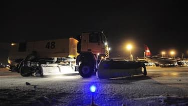 Chasse-neige à l'aéroport Roissy-Charles-de-Gaulle, la veille de Noël. La France pourrait prendre des sanctions après la pagaille survenue en fin d'année dans les transports, notamment dans les aéroports, si des fautes sont constatées, a déclaré sur I-tél