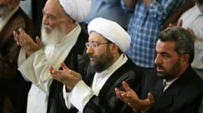 Le chef du pouvoir judiciaire, l'ayatollah Sadegh Larijani (c) à Téhéran, le 21 août 2009