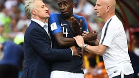 Blaise Matuidi entouré de Didier Deschamps et Guy Stephan