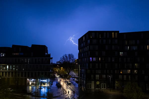 Un éclair lors d'un orage à Lille, dans le nord de la France, le 8 avril 2024.