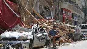 Un Libanais devant les ruines d'un bâtiment dans le quartier de Gemmayzé, dévasté par l'explosion au port de Beyrouth, le 12 août 2020