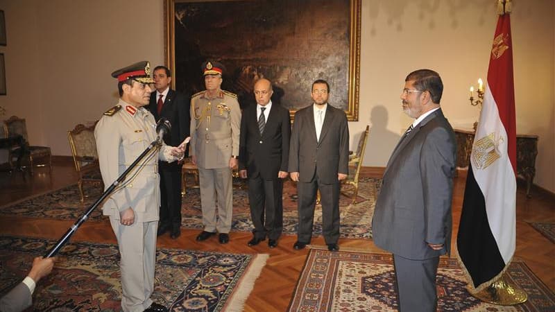 Le président égyptien Mohamed Morsi (à droite) reçoit son nouveau ministre de la Défense, le général Abdellatif Sisi (à gauche), dimanche au palais présidentiel du Caire. Le chef de l'Etat égyptien, issu des rangs des Frères musulmans, a affirmé dimanche