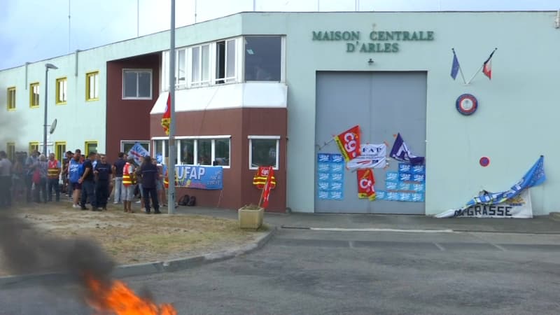 Des surveillants devant la maison centrale d'Arles ce jeudi 4 août 2022.