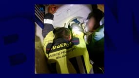Les pompiers de Málaga portant secours à la petite fille ce dimanche 9 mars.