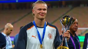 Erling Haaland avec le trophée de la Coupe du monde des clubs en décembre 2023