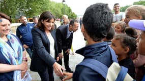 La maire de Paris Anne Hidalgo salue des enfants, le 20 juillet 2015, lors de l'inauguration de Paris Plages.