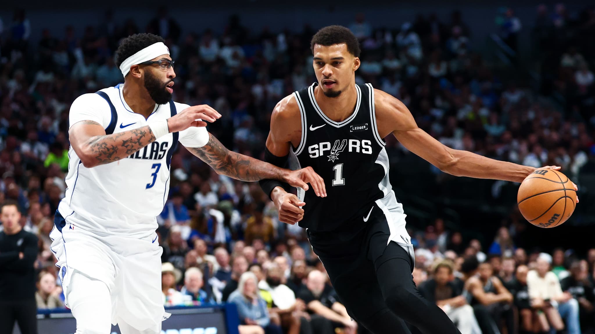 "WEMVP", "IRRÉEL"... WEMBANYAMA CHOQUE DÉJÀ LA PLANÈTE BASKET AVEC UNE PERFORMANCE HISTORIQUE DÈS LE PREMIER MATCH DE LA SAISON NBA