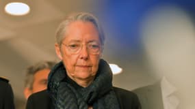 La ministre de l'Éducation nationale, de l'Enseignement supérieur et de la Recherche, Elisabeth Borne, s'adresse aux journalistes à sa sortie du lycée Emile Zola, quelques jours après un accident de car scolaire à Châteaudun, le 3 février 2025.