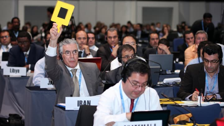 Un délégué iranien pendant la séance de vote à main levée, jeudi 13 décembre.