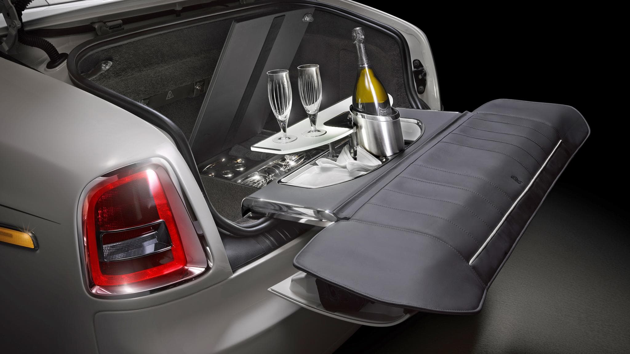 La glacière pour un petit rafraîchissement en bord de route? Oubliez, avec Rolls-Royce c'est champagne et flûtes ou rien.