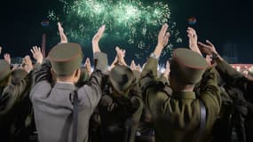 Des soldats de l'armée nord-coréenne célèbrent les scientifiques ayant contribué à un essai nucléaire le 6 septembre 2017.