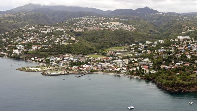 Vue aérienne prise le 11 avril 2011 de la ville de Schoelcher en Martinique.