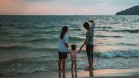 Des parents prenant une photo avec leur enfant (photo d'illustration).