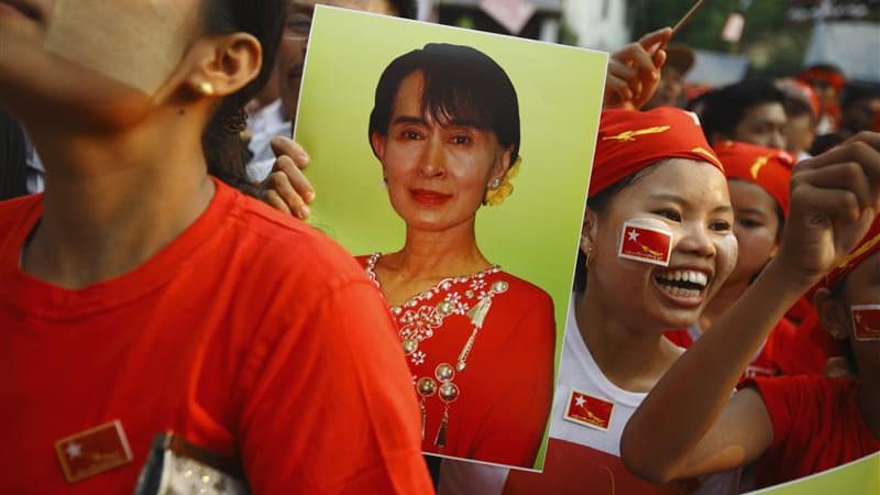 Partisans d'Aung San Suu Kyi à Rangoun. La formation de l'opposante birmane, la Ligue nationale pour la démocratie (LND), a revendiqué lundi la victoire dans la totalité des 44 sièges où elle avait présenté des candidats aux élections législatives partiel