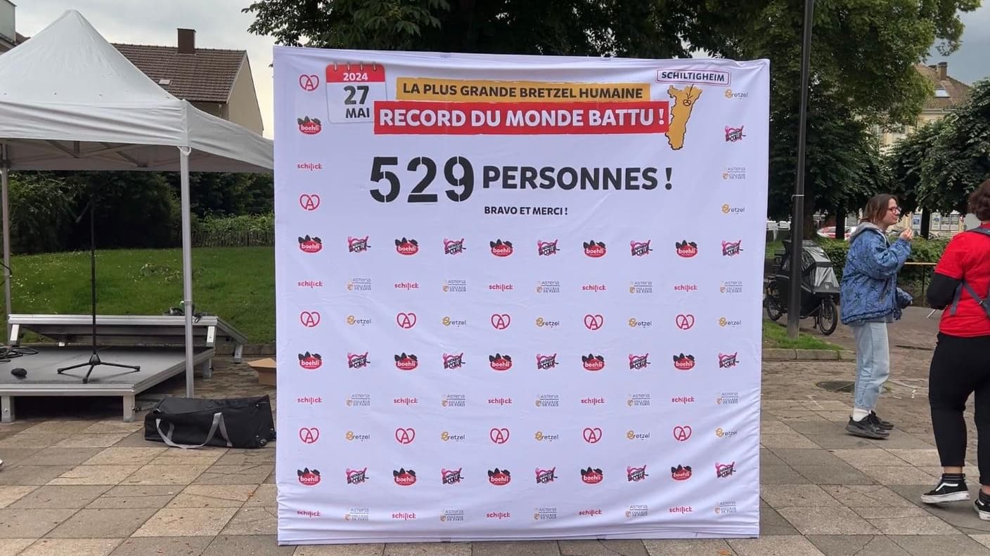 Le plus grand bretzel humain au monde, en cours de création le 27 mai 2024 en Alsace.