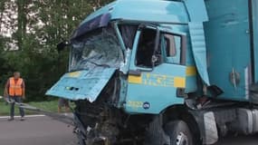 L'état du poids lourd après la collision avec un minibus sur une route départmentale près de Courteranges dans l'Aube