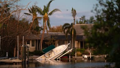 Un bateau encastré dans une maison en Floride le 1er octobre 2022. 